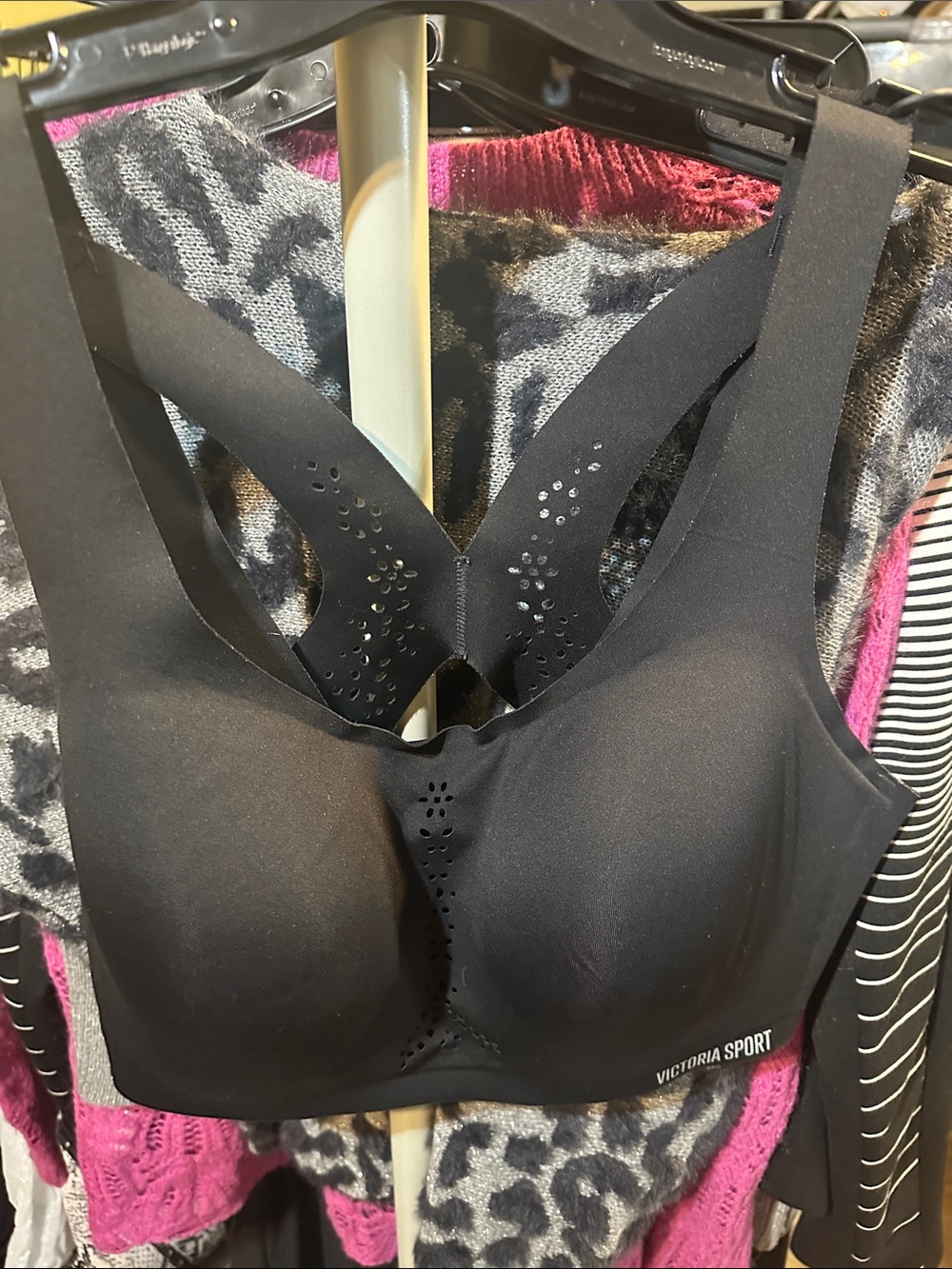 Victoria Sport Black Seamless High-Support Sports Bra 38D p